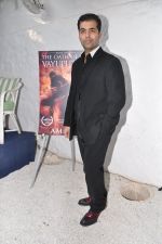Karan Johar launches the Cover of Amish_s eagerly anticipated 3rd book in the Shiva Trilogy, The Oath of the Vayuputras in Mumbai on 27th Dec 2012 (26).JPG